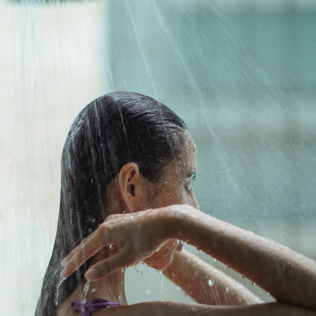 Πώς το «σκληρό» νερό επηρεάζει τα μαλλιά μας και ποια είναι η λύση;