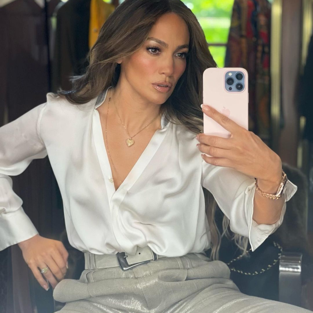 Η Jennifer Lopez έγινε καστανή, με μια απόχρωση που θα γίνει summer trend