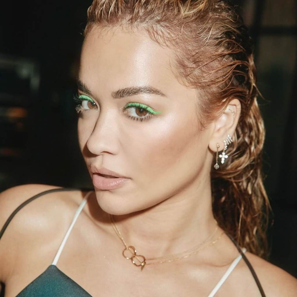 H Rita Ora και το fluo πράσινο eyeliner της φέρνουν το καλοκαίρι