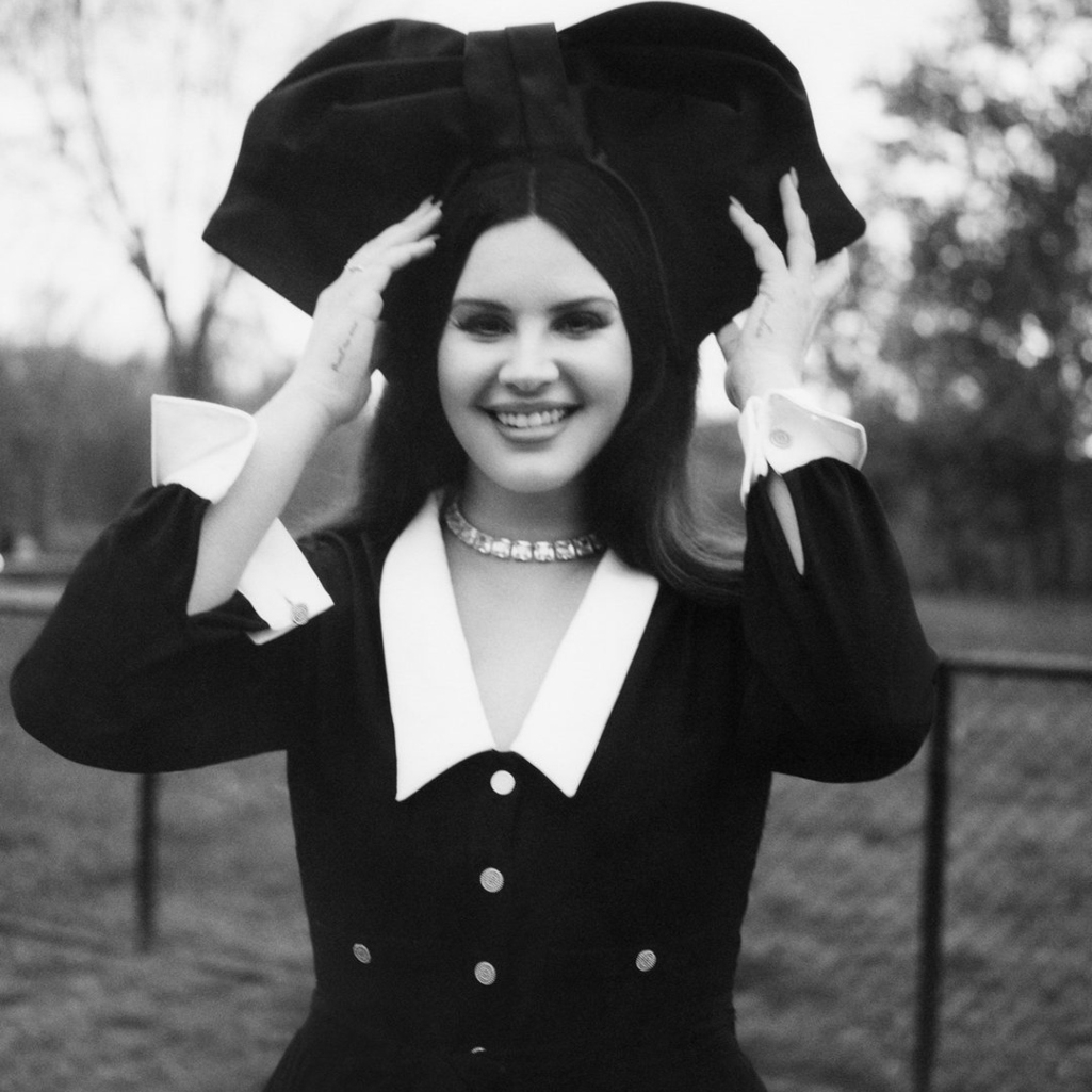 Η Lana Del Rey γράφει πιο θυμωμένη μουσική πια, λατρεύει την ποίηση και το να χορεύει μόνη της