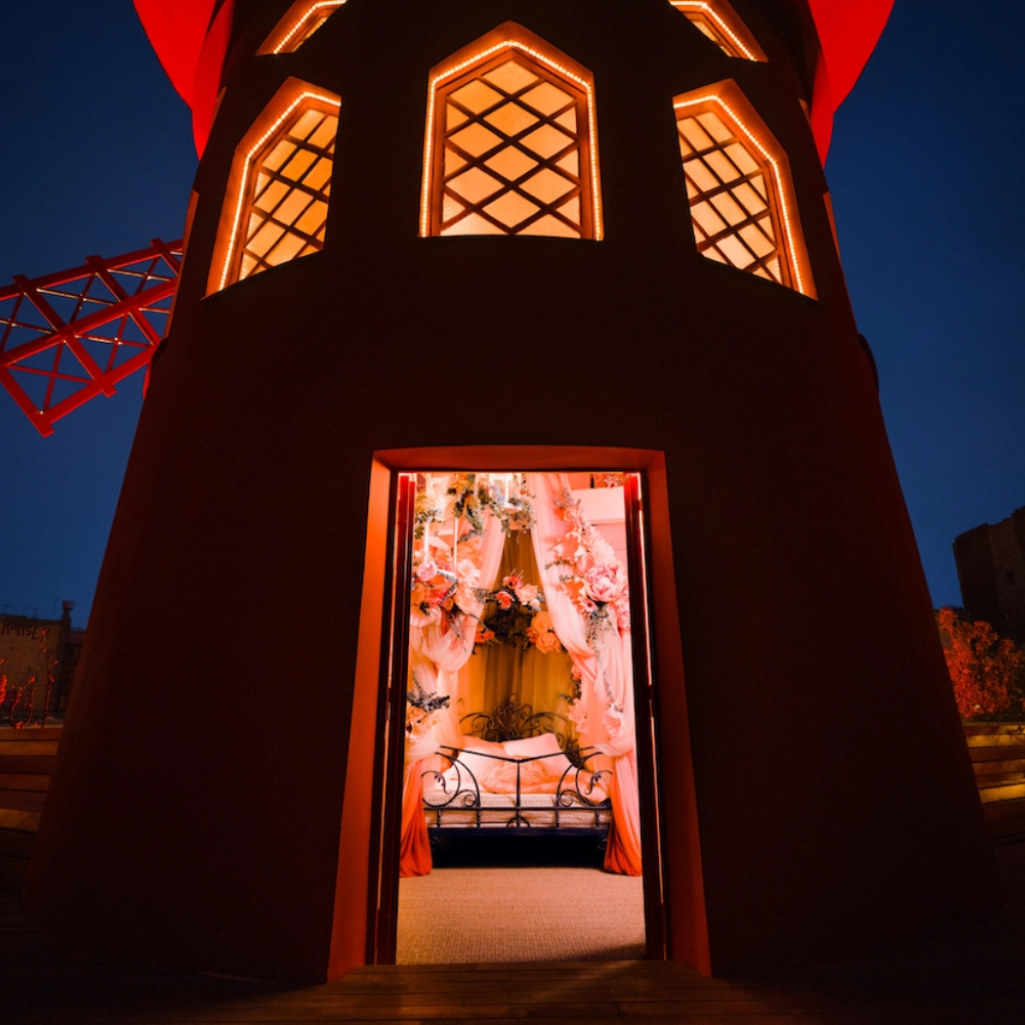 Ονειρεύεσαι να μείνεις στον ανεμόμυλο του Moulin Rouge; Τώρα, μπορείς με $1 στο Airbnb