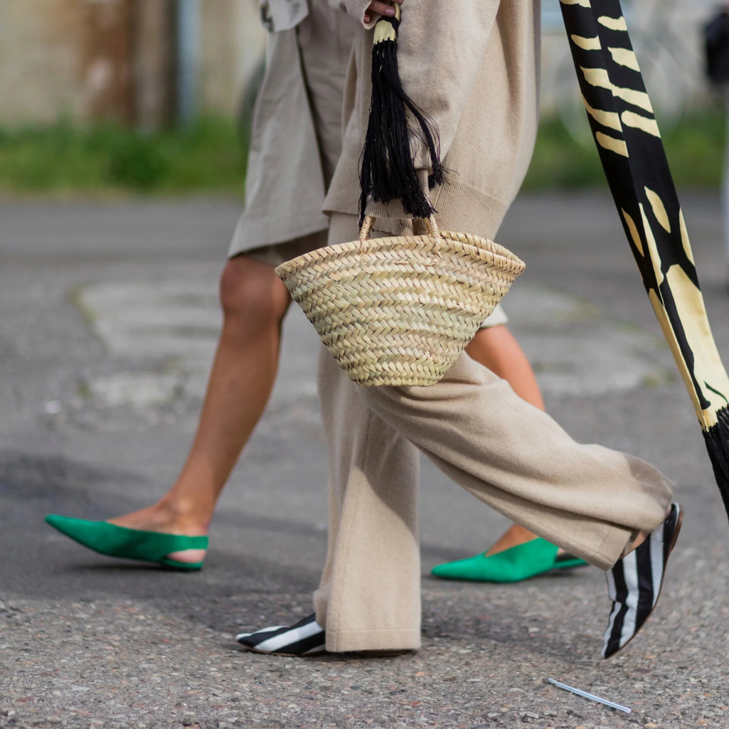 Aυτή η basket bag κρέμεται στα χέρια των πιο στιλάτων γυναικών του Instagram 