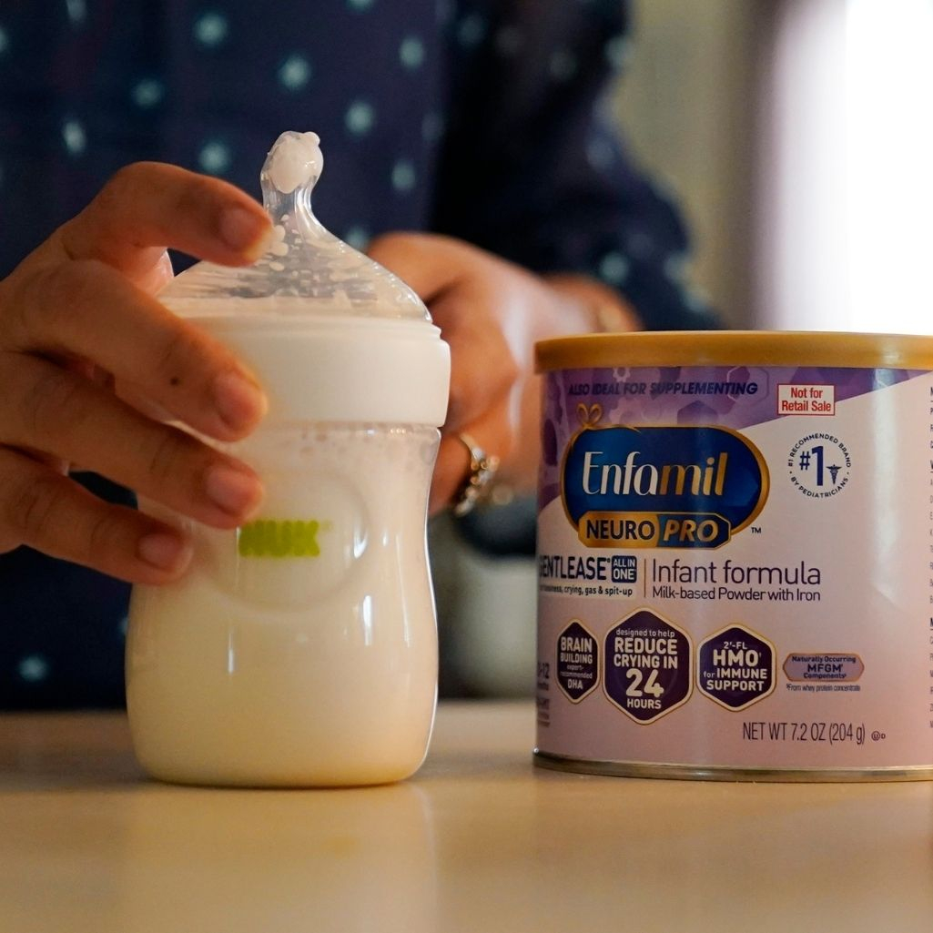 Γάλα για μωρά δίπλα στο κουτί με τη φόρμουλα