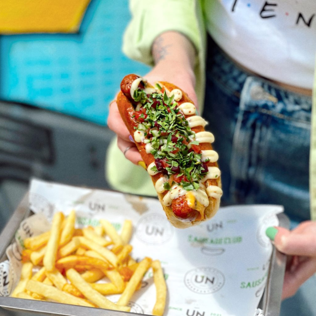 Hot Dogs με λάχανο και ροκφόρ: Το αγαπημένο junk food έτσι όπως δεν το έχετε ξαναφάει