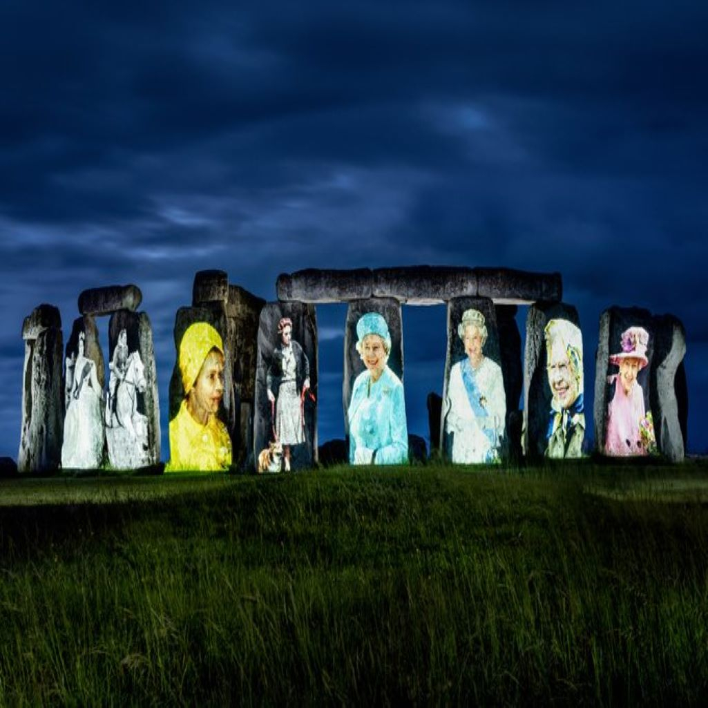 Η βασίλισσα Ελισάβετ "ντύνει" με 8 πορτρέτα το Stonehenge - Οι αντιδράσεις στα social
