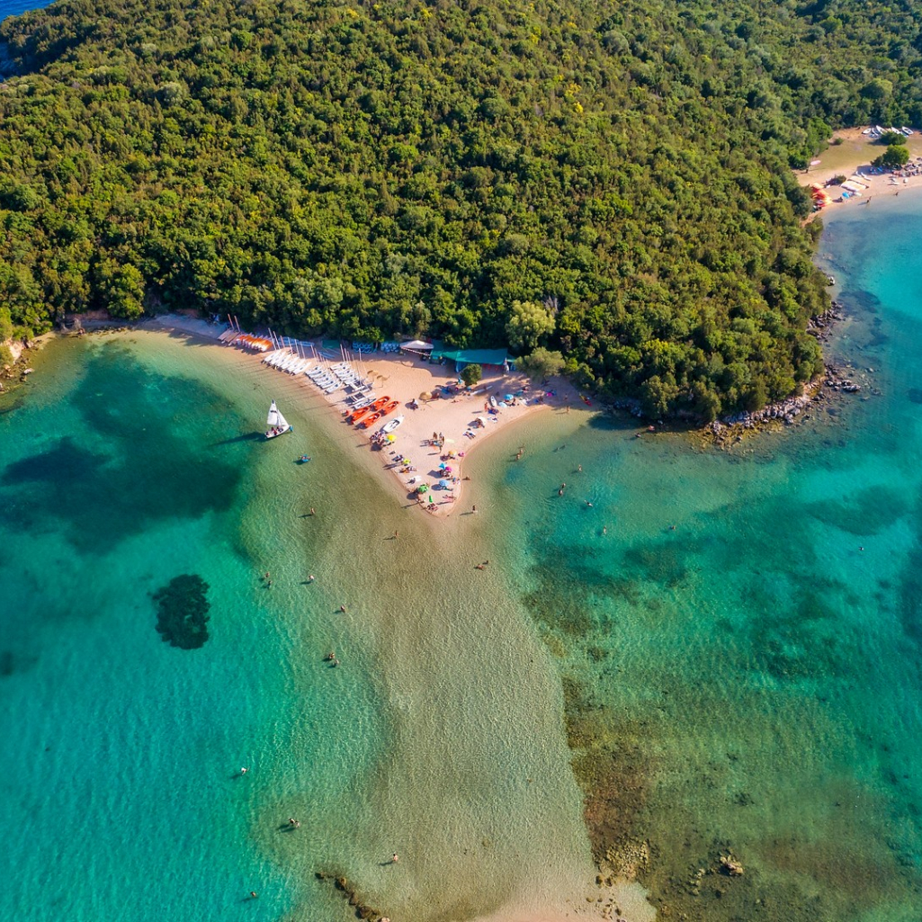 7 ελληνικές παραλίες με περίεργα ονόματα και άγρια ομορφιά