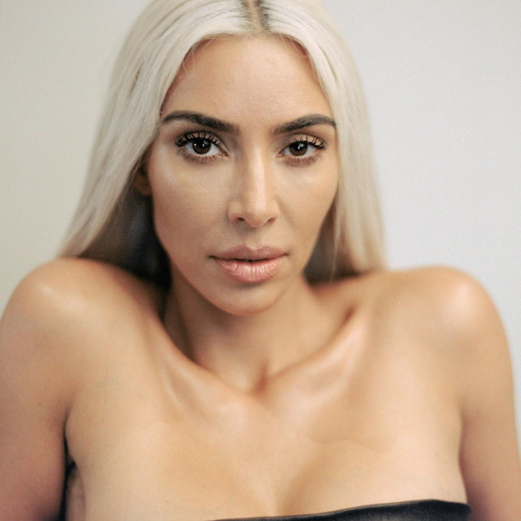 Η Kim Kardashian μιλά για τη νέα της πολυτελή σειρά ομορφιάς SKKN και απαντά στην κριτική για την εμφάνιση στο MET