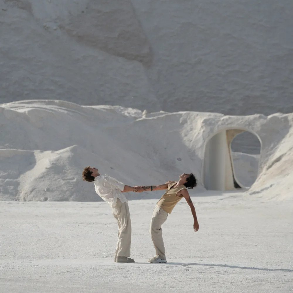 «Le papier»: Ο Jacquemus παρουσίασε τη Fall/Winter 2022 συλλογή σε ένα βουνό από αλάτι