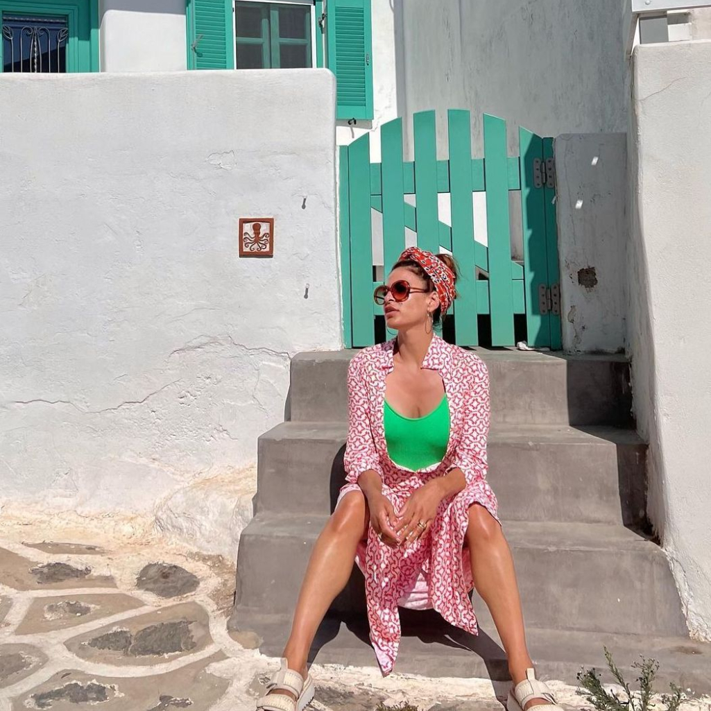 Η Eva Mendes απολαμβάνει τις διακοπές της στις Κυκλάδες με την πιο αέρινη εμφάνιση