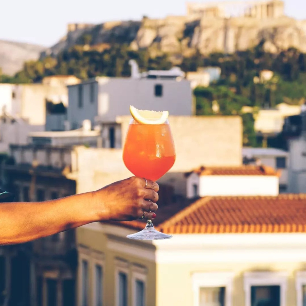 Καλοκαίρι στην πόλη: 16 ταράτσες στην Αθήνα για ποτό ή φαγητό (και ξεχνάς ότι δεν είσαι διακοπές)