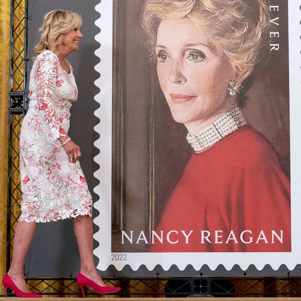 Η Πρώτη Κυρία Jill Biden μπροστά από το γραμματόσημο της Nancy Reagan