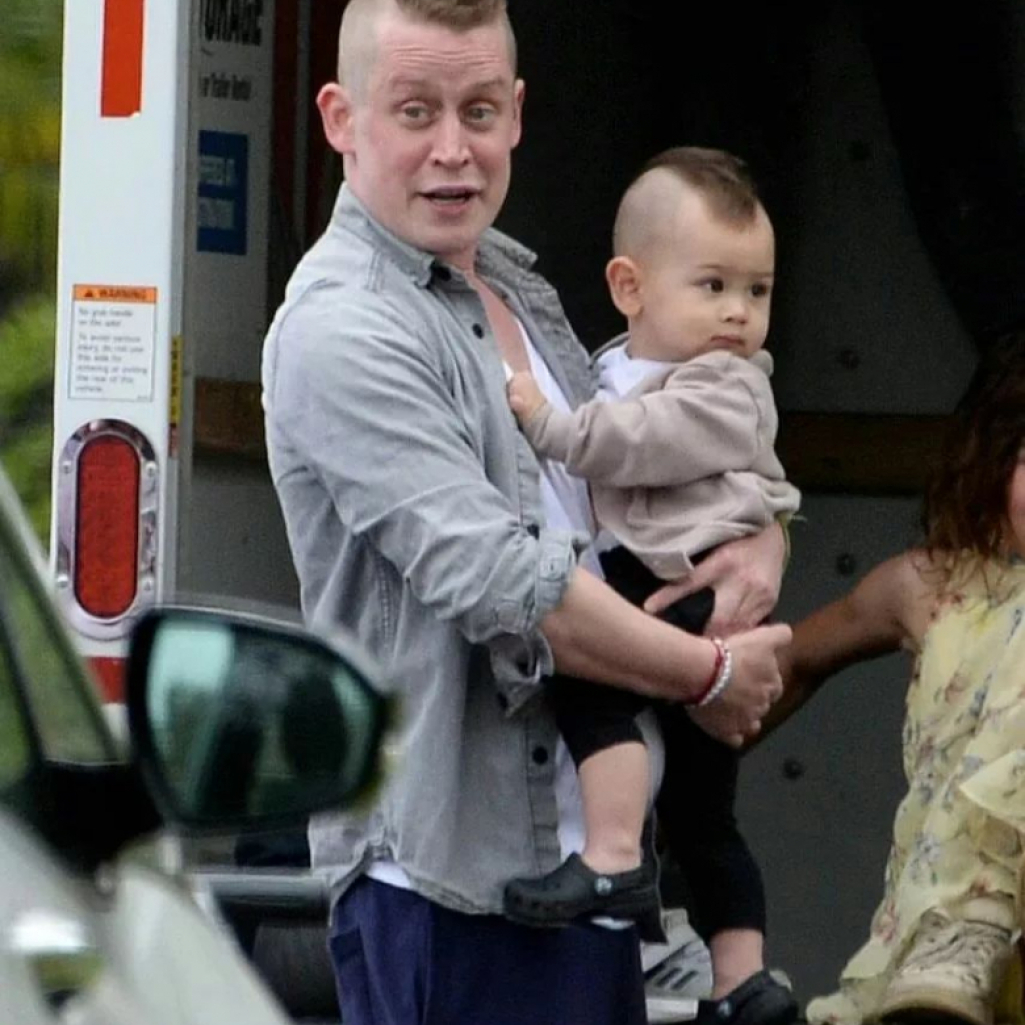 O Macaulay Culkin και ο 1 έτους γιος του, Dakota, μοιράζονται την ίδια μοϊκάνα