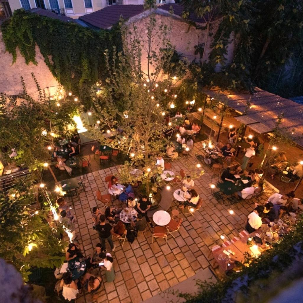 15 δροσερές αυλές στην Αθήνα για φαγητό, ποτό και φλερτ