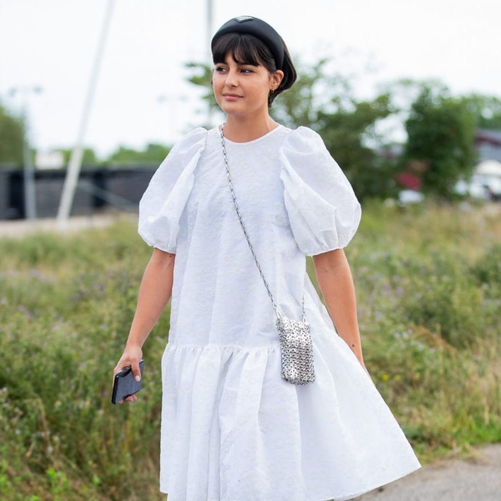 Λευκό φόρεμα: Τα ωραιότερα της σεζόν για κομψές και αέρινες εμφανίσεις