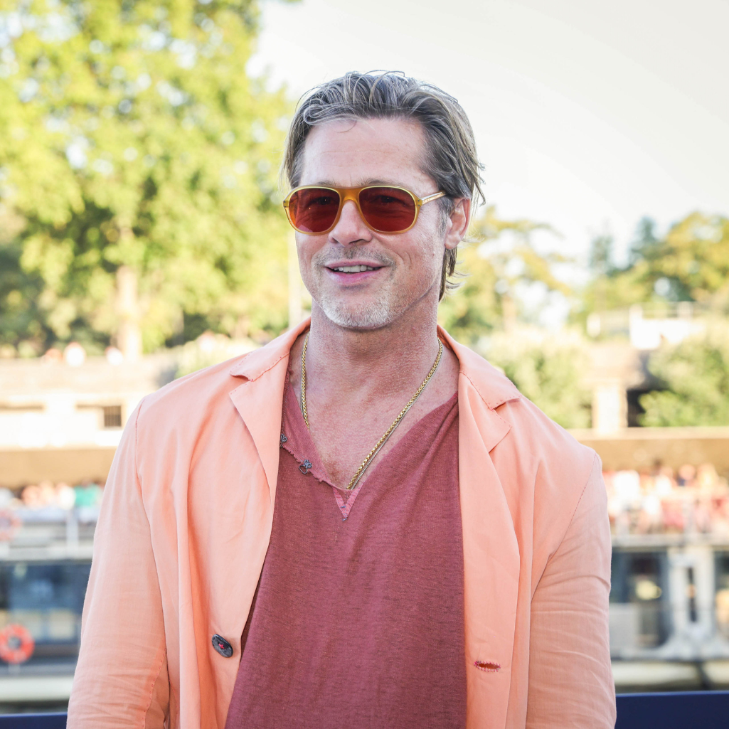 O Brad Pitt με φούστα στο κόκκινο χαλί δείχνει τι σημαίνει ακομπλεξάριστο coolness