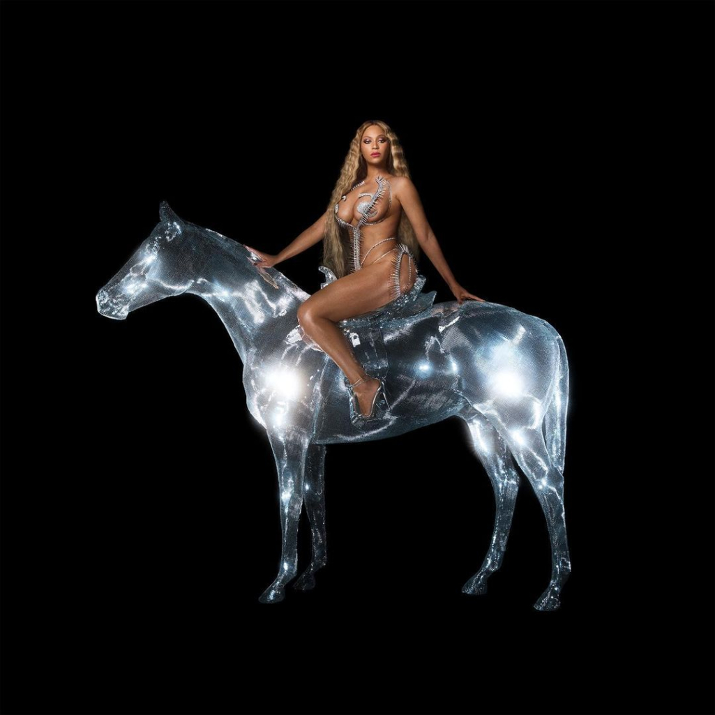 Η Beyoncé πάνω σε γυάλινο άλογο στο cover του «Renaissance» δείχνει τι σημαίνει "icon"