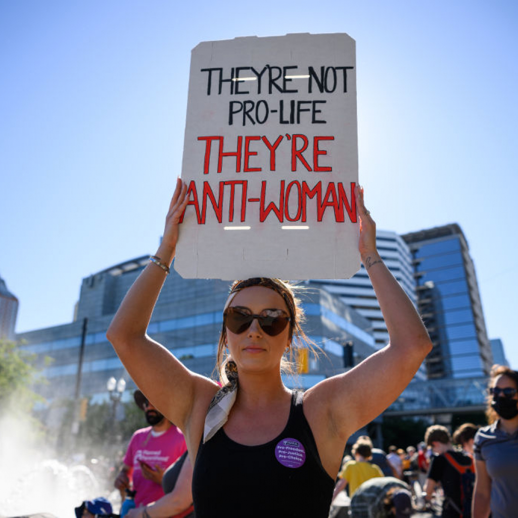 ΗΠΑ: Χιλιάδες διαδηλωτές έξω από τον Λευκό Οίκο ζητούν να προστατεύθει το δικαίωμα των γυναικών στην άμβλωση