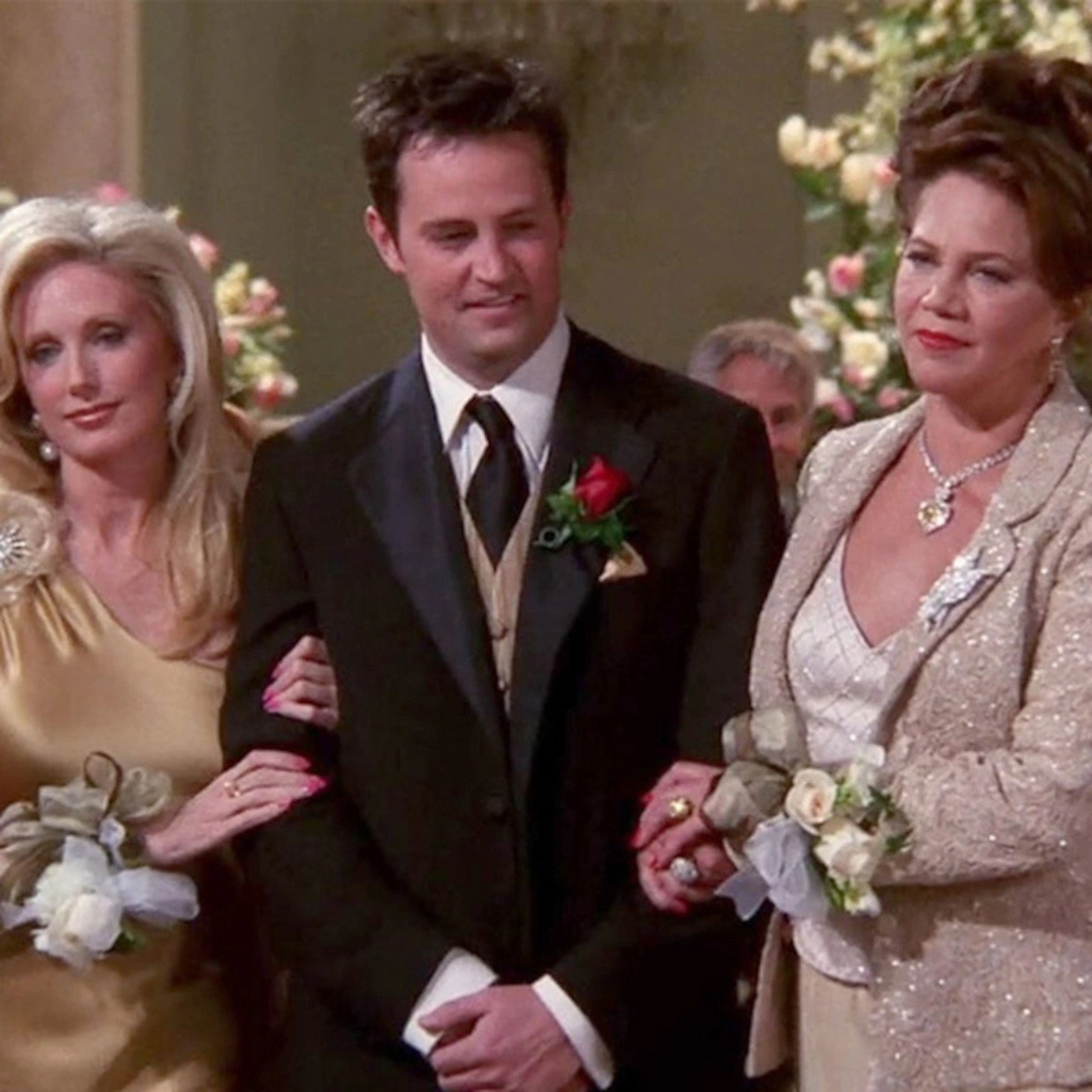 Η δημιουργός του "Friends" μετανιώνει για το πώς χειρίστηκε την τρανς μητέρα του Chandler