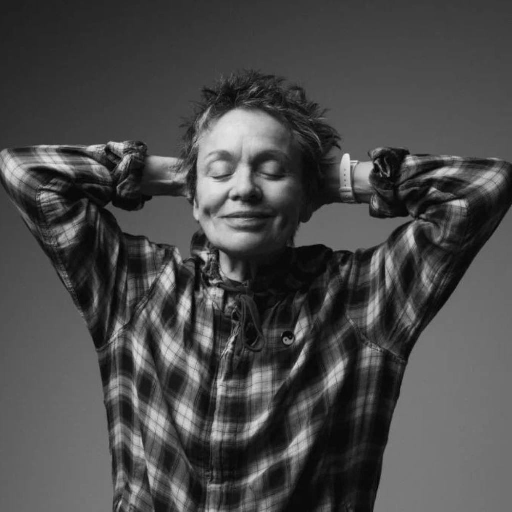 Laurie Anderson: Η πρωτοπόρος της ηλεκτρονικής μουσικής σε μια συζήτηση στη Στέγη με τον Πωλ Χολντενγκρέιμπερ