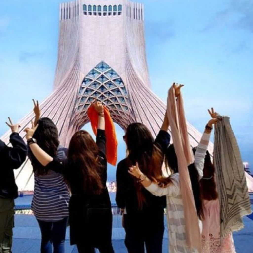 Κορίτσια στο Ιράν συμμετέχουν στο #no2hijab