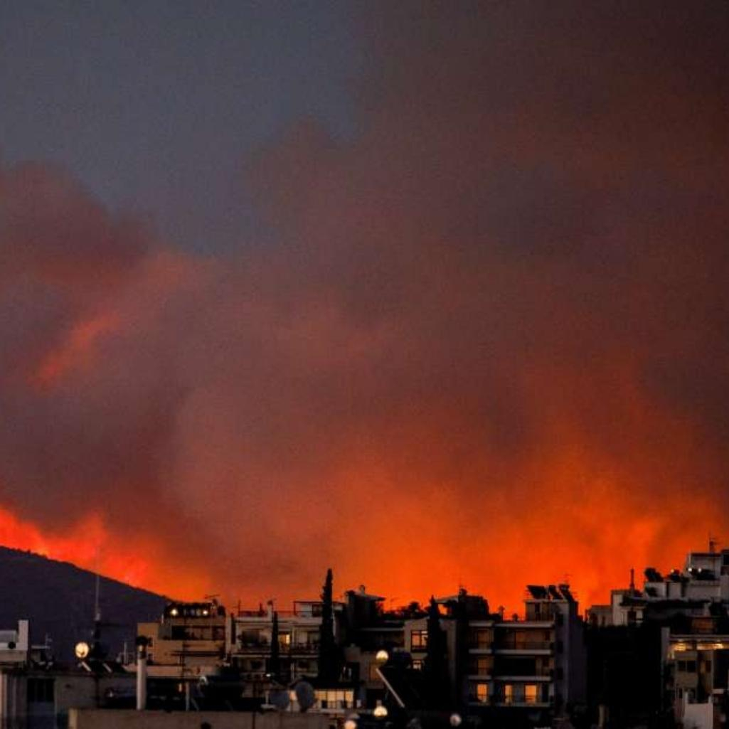 Φωτιά Πεντέλη: Η Αττική στα μπαλκόνια βλέπει τις φλόγες να σαρώνουν τα πάντα