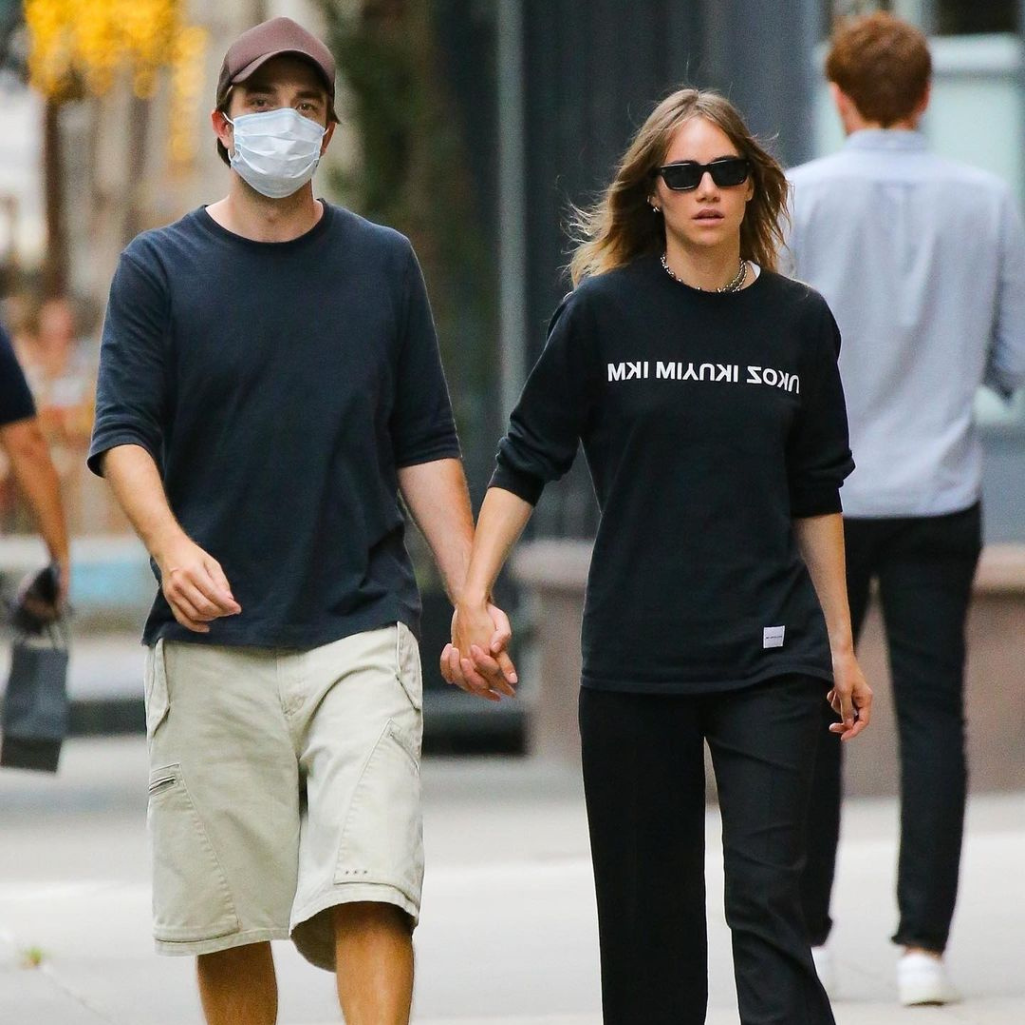 Ο Robert Pattinson και η Suki Waterhouse χέρι-χέρι στη Νέα Υόρκη είναι ό,τι καλύτερο είδαμε σήμερα