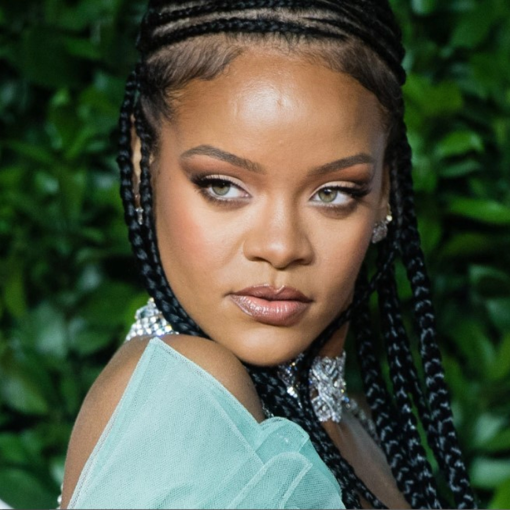 Φυσικά και η Rihanna φοράει ήδη το πιο αμφιλεγόμενο (και viral) παπούτσι της νέας σεζόν