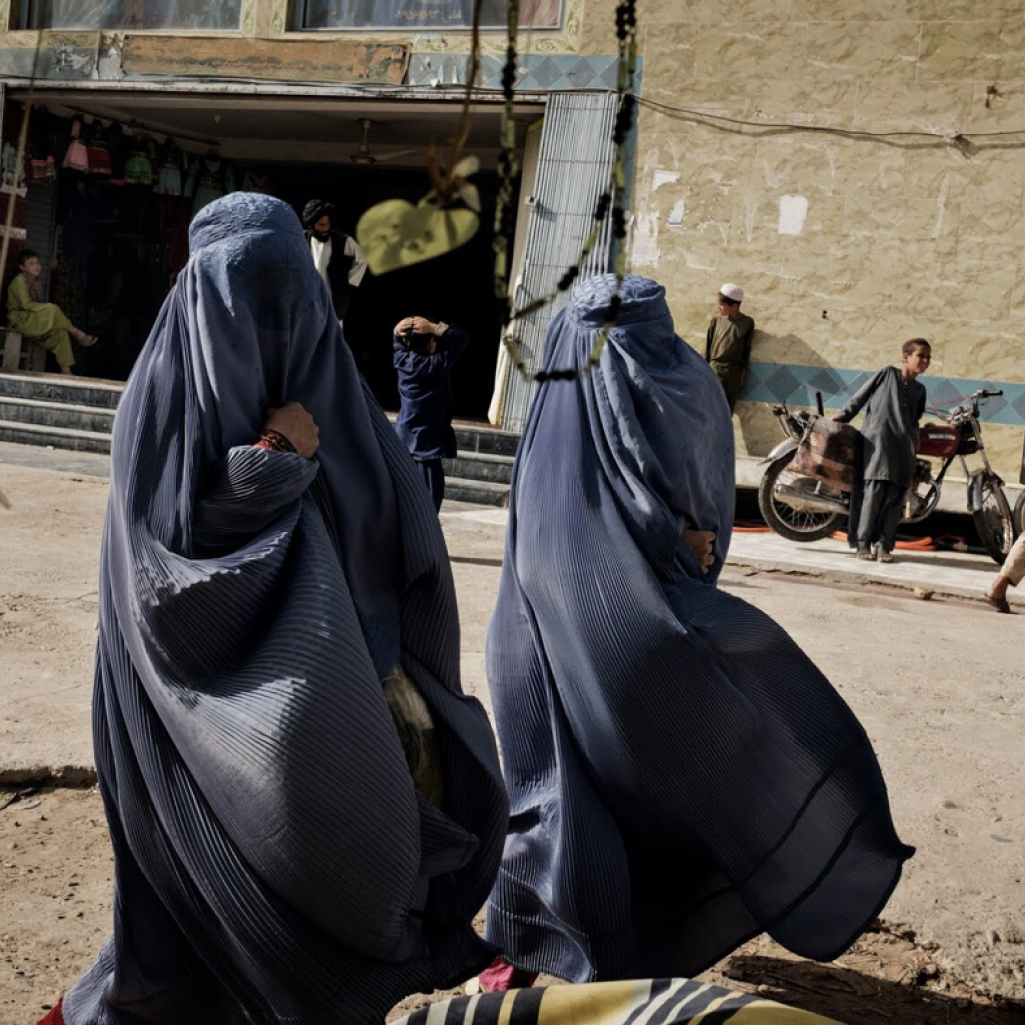 «Δικαιοσύνη, δικαιοσύνη. Έχουμε βαρεθεί να μας αγνοούν»: Ταλιμπάν διέλυσαν βίαια διαδήλωση γυναικών με τα πιο ειρηνικά συνθήματα