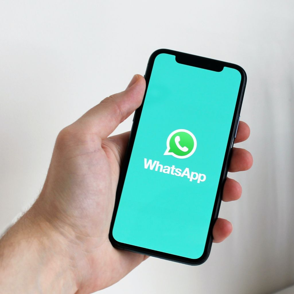 Κινητό με ανοιχτή την εφαρμογή whatsapp