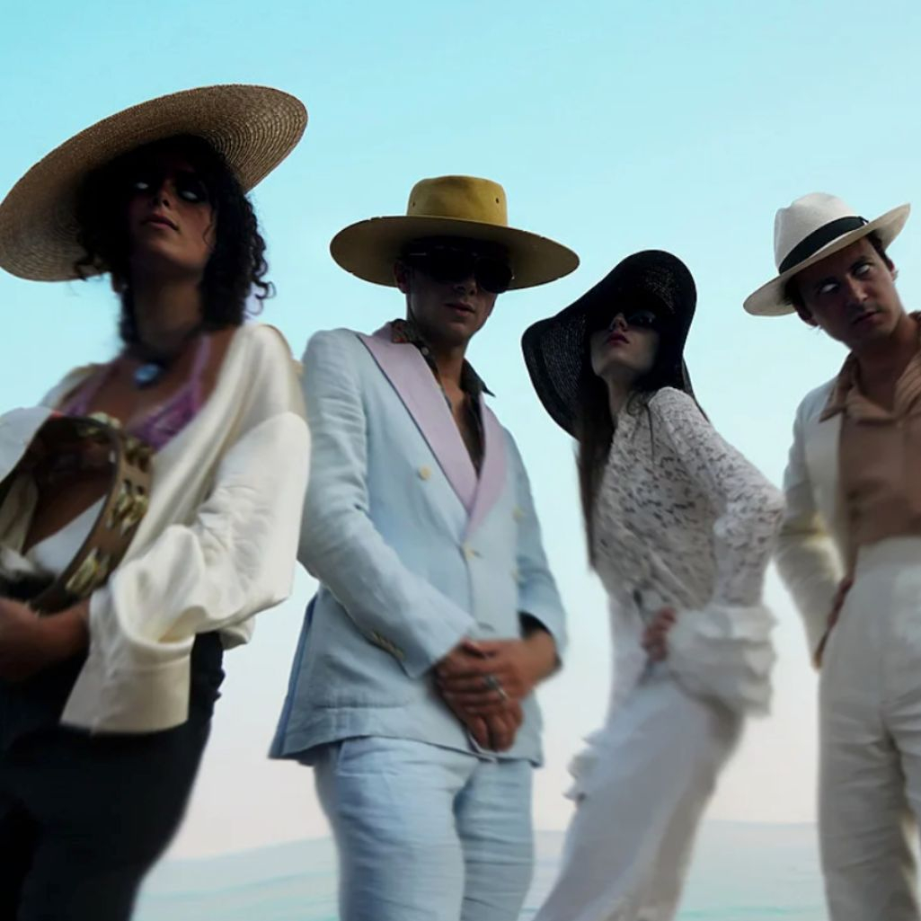 La Femme: Η ανατρεπτική μπάντα από τη Γαλλία επιστρέφει στην Αθήνα για να τελειώσει αυτό που άρχισε