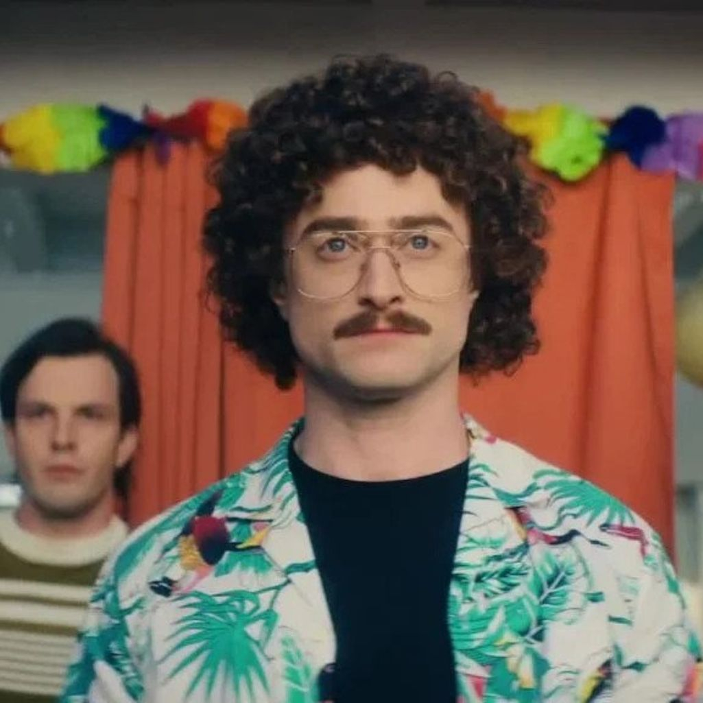Weird – The Al Yankovic Story: O Ντάνιελ Ράντκλιφ είναι ο «Weird Al» Yankovic στο νέο τρέιλερ της επερχόμενης ταινίας του Έρικ Άπελ