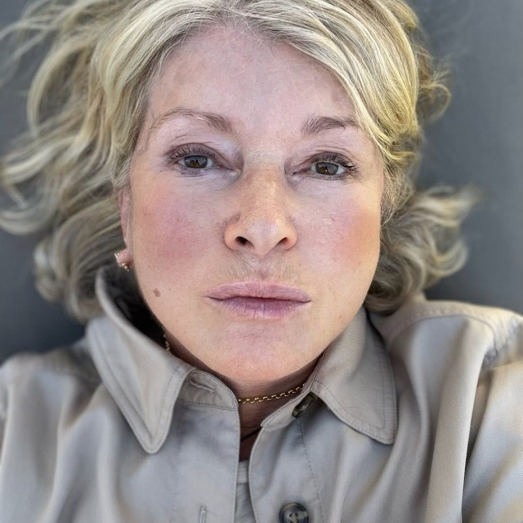 Η Martha Stewart έγινε 81 και το γιόρτασε με μια υπέροχη selfie και λίγο σαρντονέ