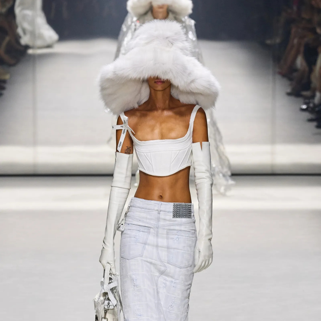 O οίκος Fendi και ο Marc Jacobs γιόρτασαν τα 25 χρόνια της Baguette Bag με ένα εντυπωσιακό fashion show 