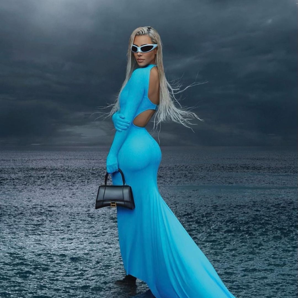 H Kim Kardashian φόρεσε το Balenciaga της και περπάτησε πάνω στο νερό