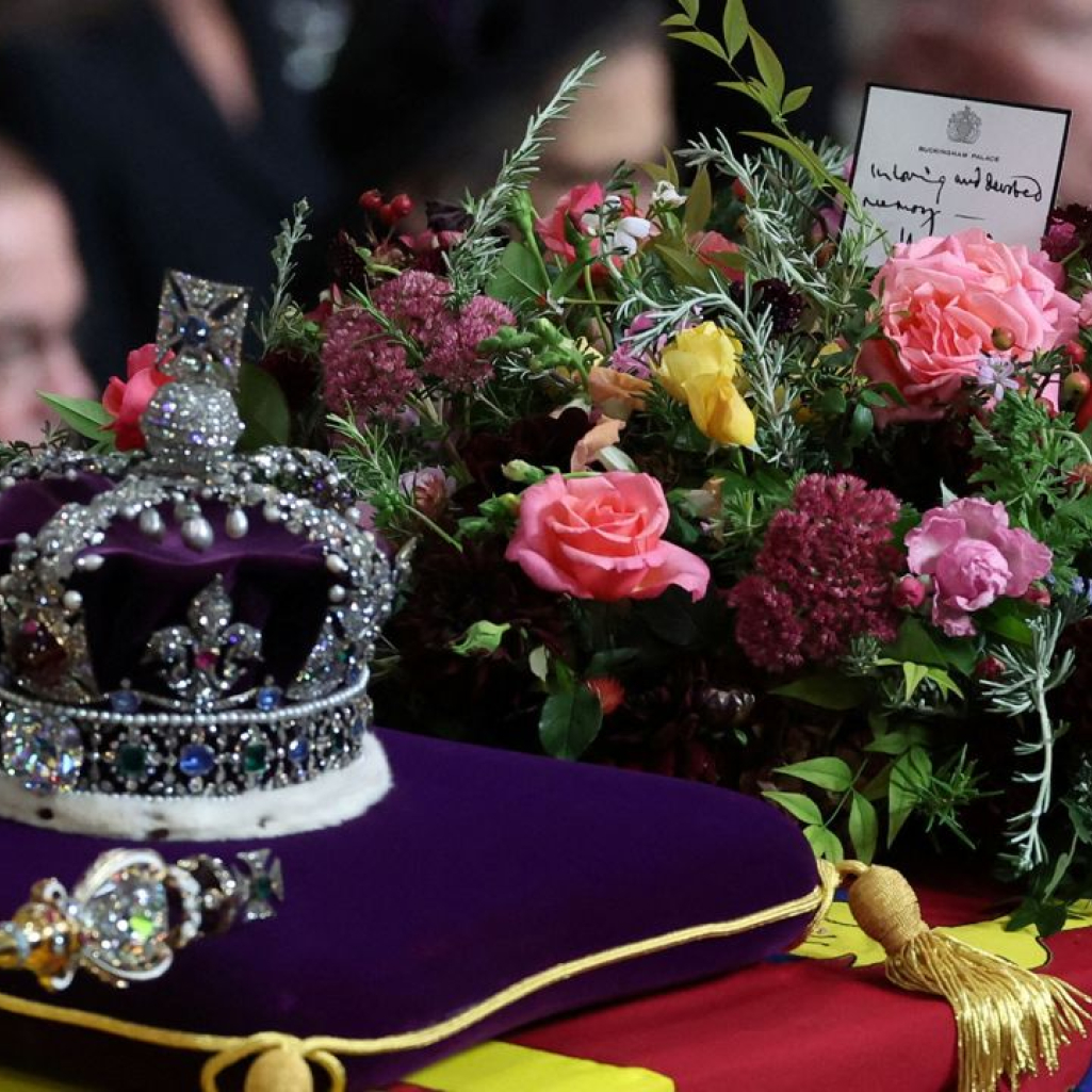 Κηδεία Βασίλισσας Ελισάβετ: Το τελευταίο σημείωμα από τον γιο της Κάρολο, πάνω στο φέρετρο 