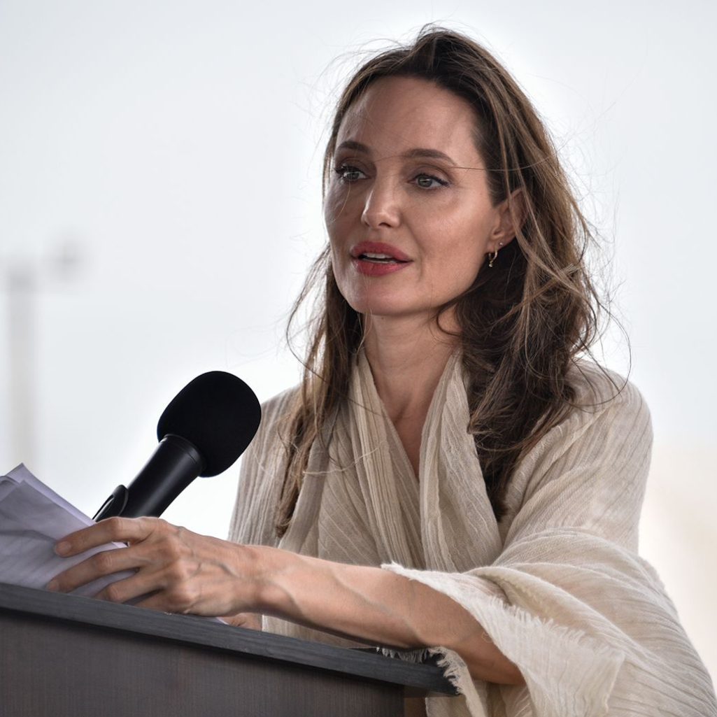Angelina Jolie: «Σεβασμός στις τολμηρές, ασυμβίβαστες, ατρόμητες γυναίκες του Ιράν»
