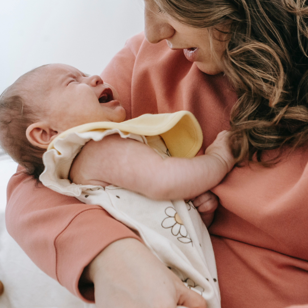 Το κόλπο για να σταματήσετε εύκολα το κλάμα του μωρού σας, σύμφωνα με νέα έρευνα