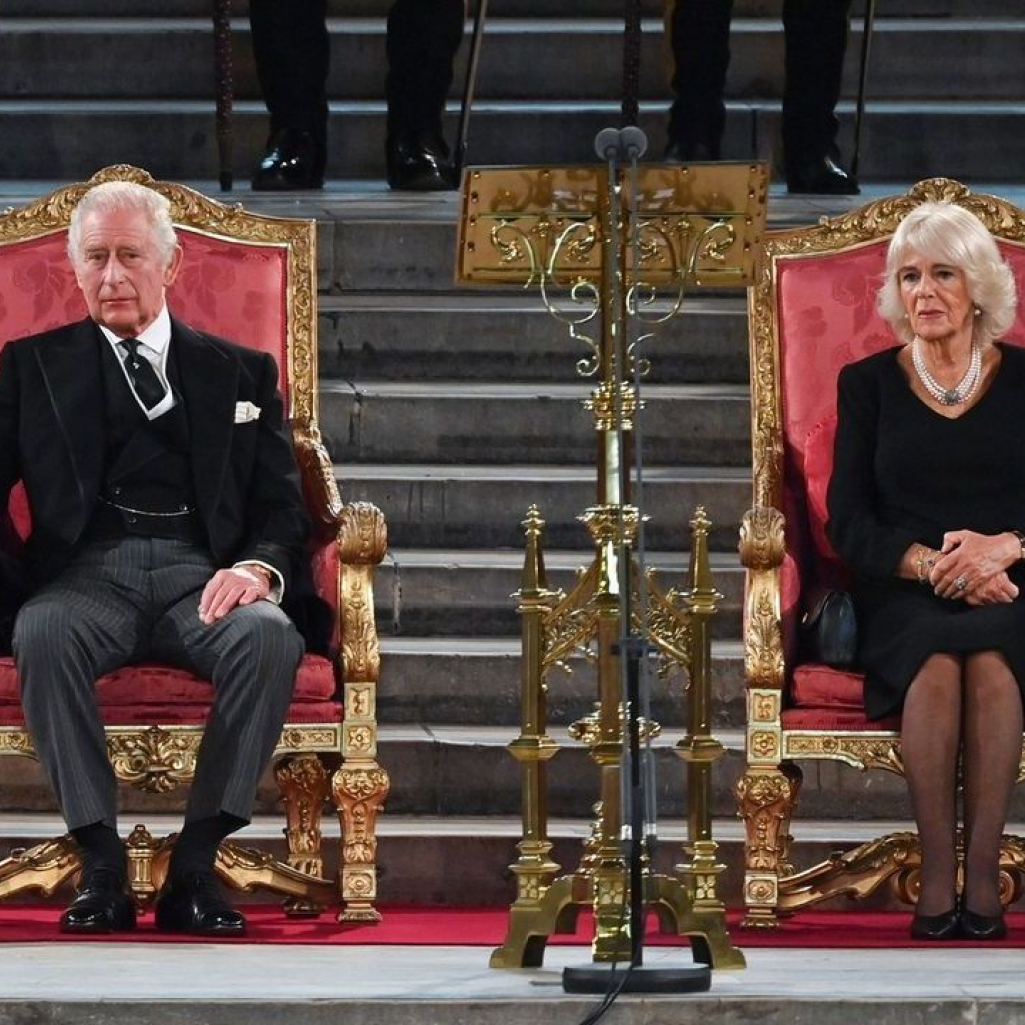 O βασιλιάς Κάρολος και η Καμίλα κάθονται για πρώτη φορά στον θρόνο μετά τον θάνατο της Ελισάβετ 