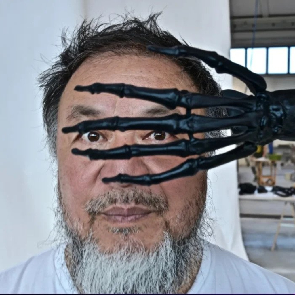 Ai Weiwei: Ο διάσημος καλλιτέχνης κατασκεύασε ένα πελώριο γυάλινο γλυπτό στη μνήμη των θυμάτων του Covid