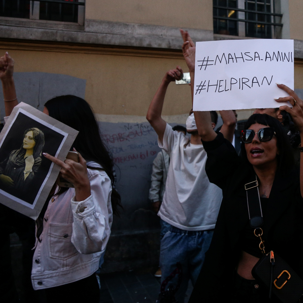 Στο Ιράν οι γυναίκες κόβουν τα μαλλιά τους και καίνε τα χιτζάμπ για την άγρια δολοφονία της Mahsa Amini