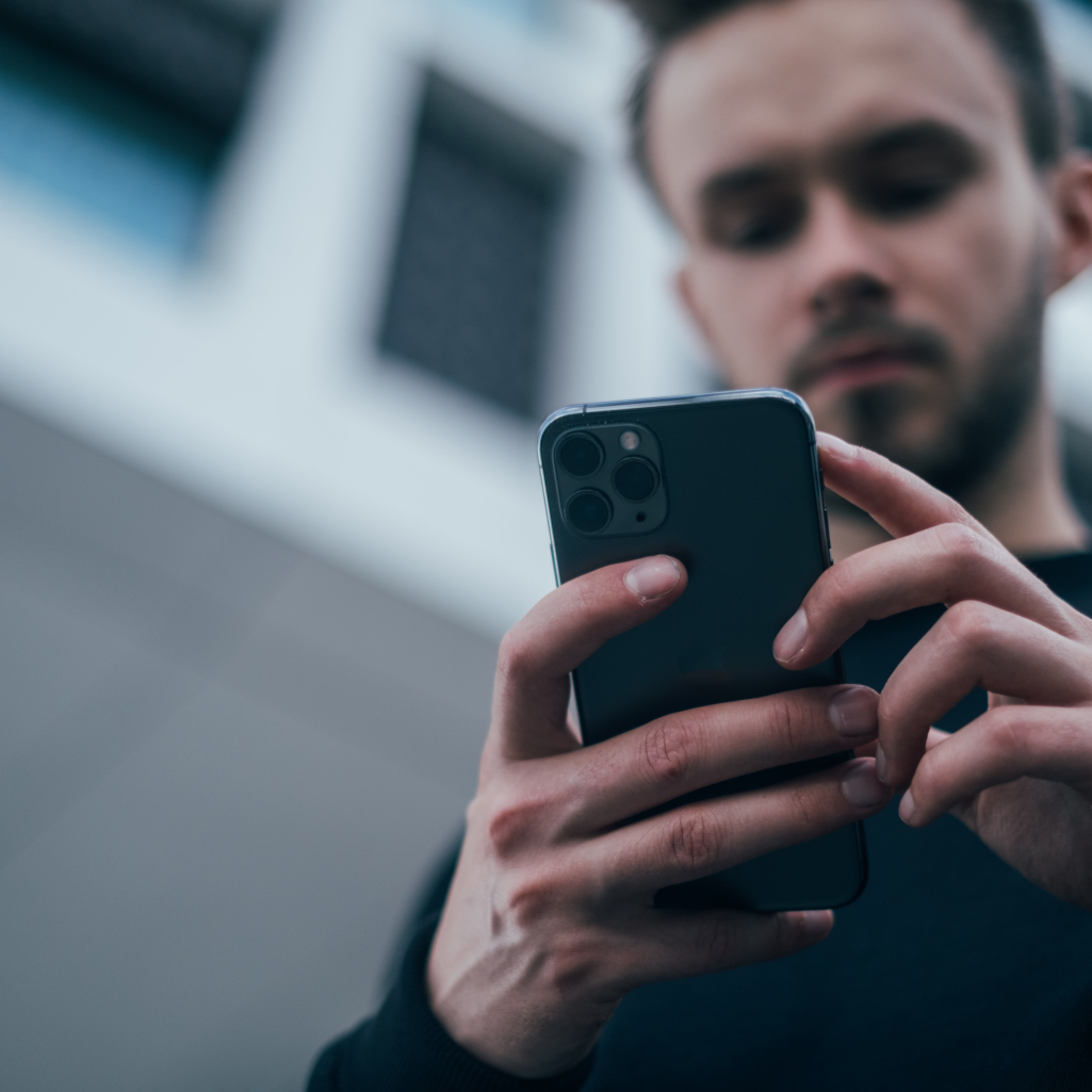 Tεστ προσωπικότητας: Ο τρόπος που κρατάς το κινητό σου αποκαλύπτει ποιος είσαι