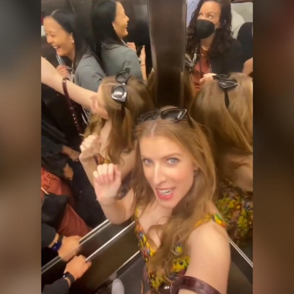 Η Anna Kendrick κλείστηκε σε ασανσέρ και κατέγραψε όλη την τραγελαφική εμπειρία σε βίντεο
