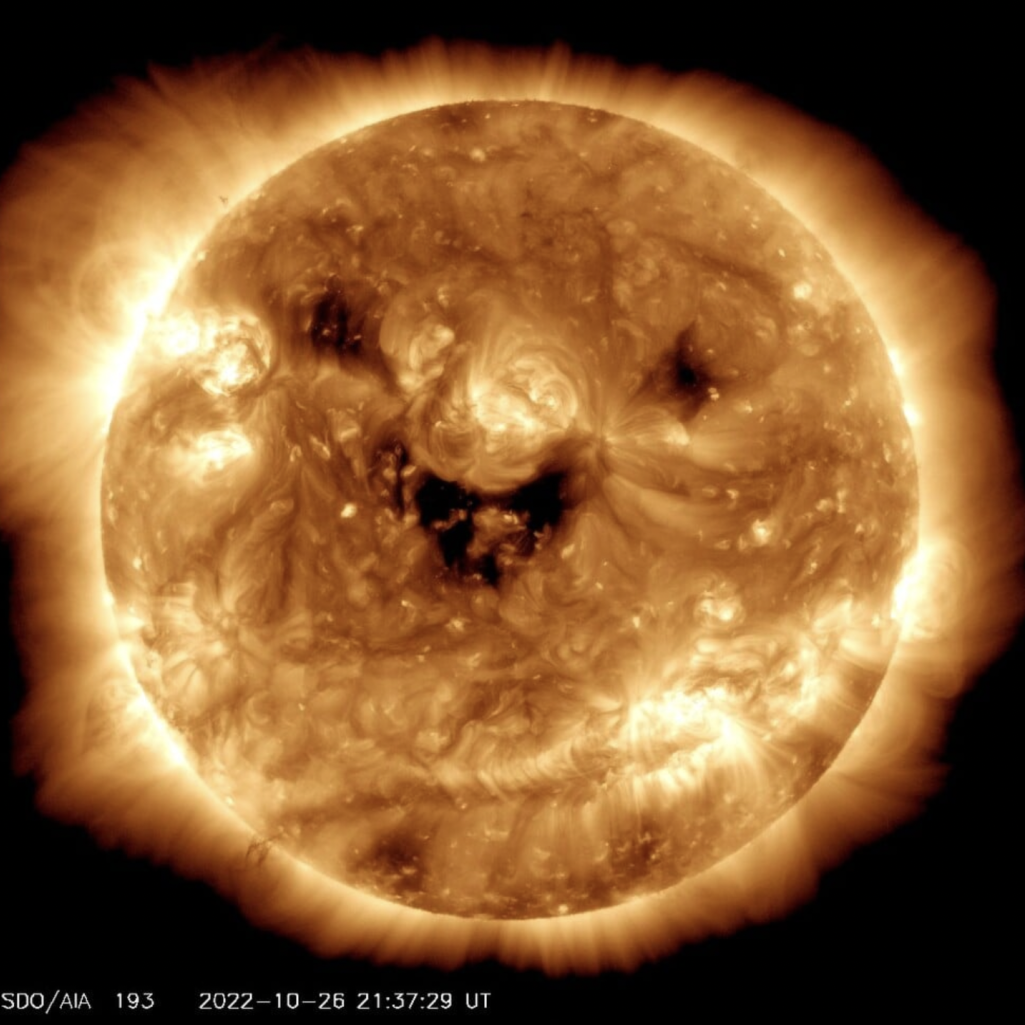 Η NASA τραβά φωτογραφία τον Ήλιο και εκείνος «γελά»