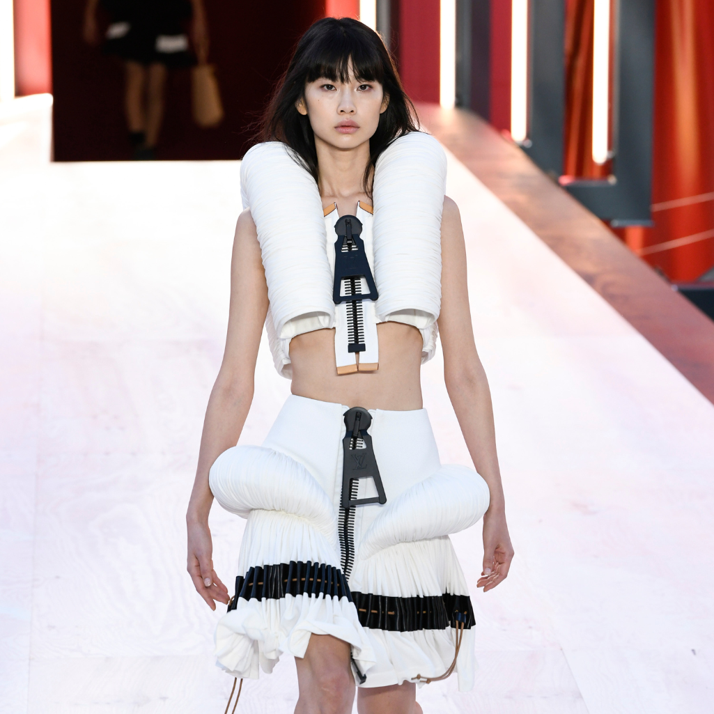 Louis Vuitton S/S 2023: Γιγάντια φερμουάρ και εντυπωσιακά outerwear