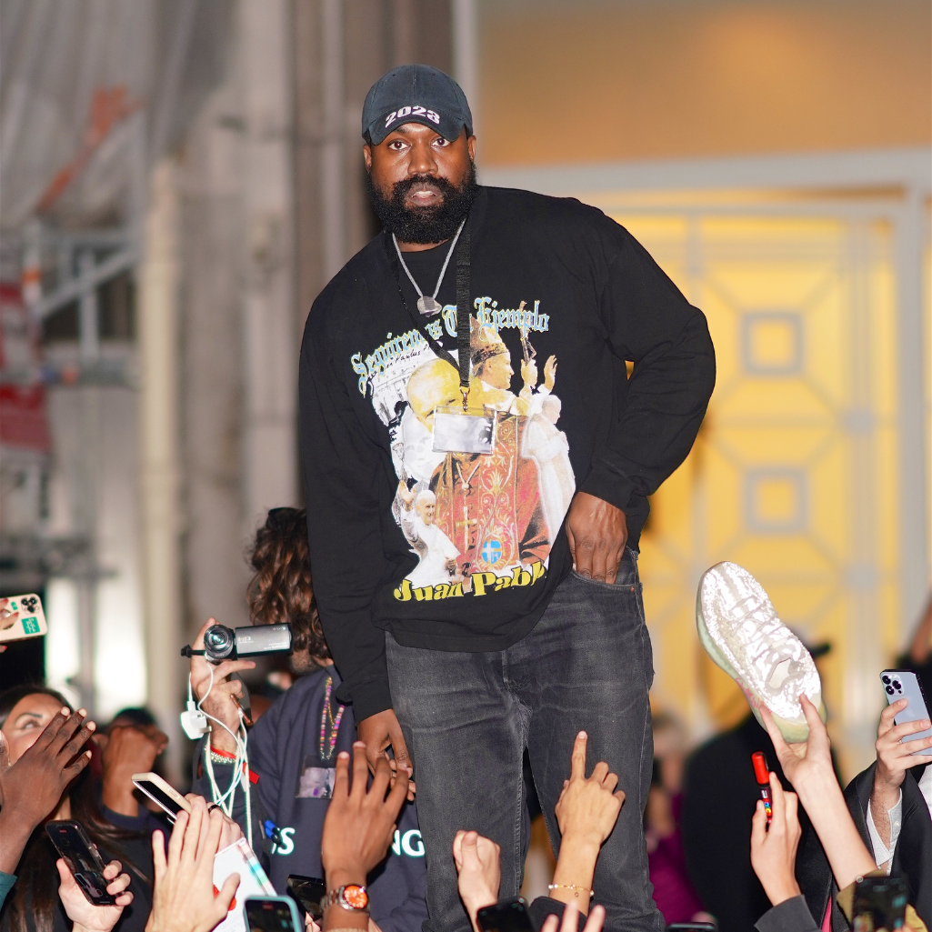 Kanye West εναντίον όλων: «Η βιομηχανία της μόδας έκανε την Kim να βγάλει τα οπίσθιά της»