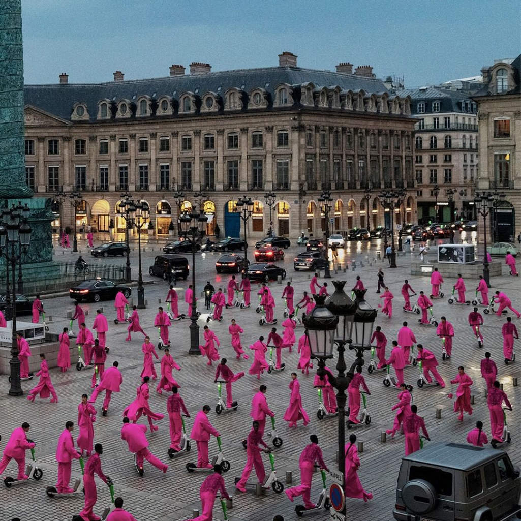 O Pelle Cass έντυσε ολόκληρο το Παρίσι με το iconic Valentino pink