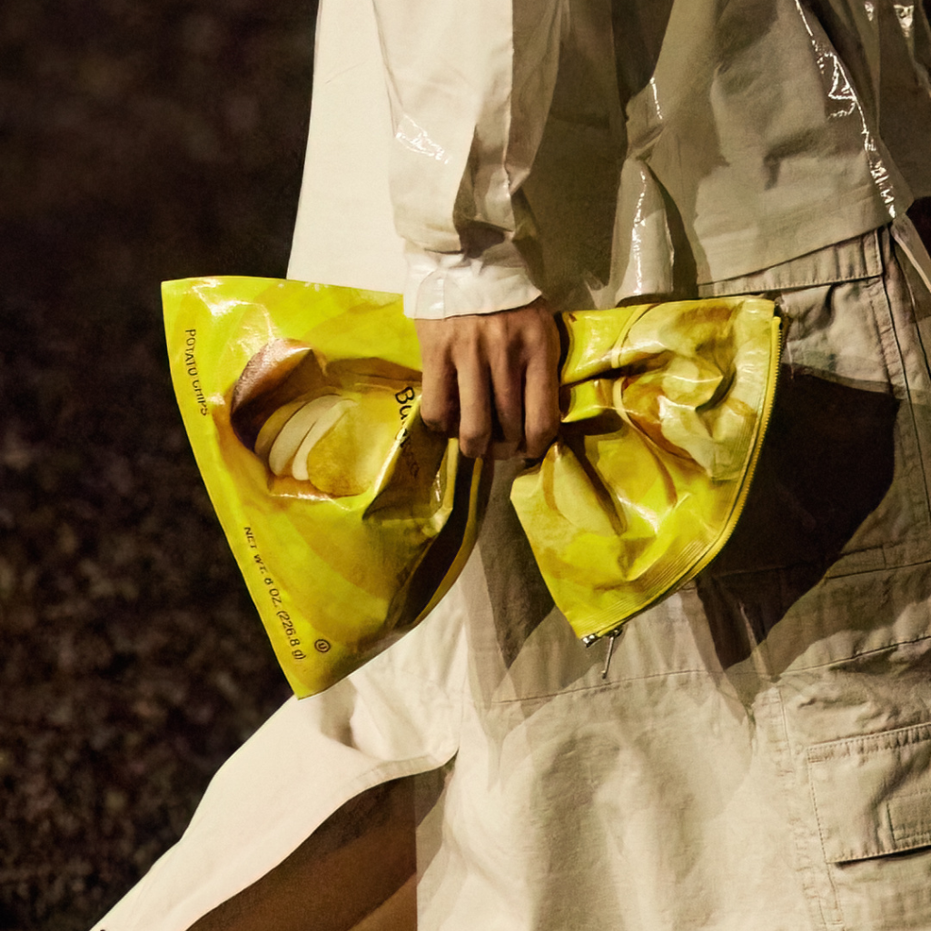 Balenciaga: Η νέα τσάντα $1.800 του διάσημου οίκου είναι μια σακούλα πατατάκια Lay's