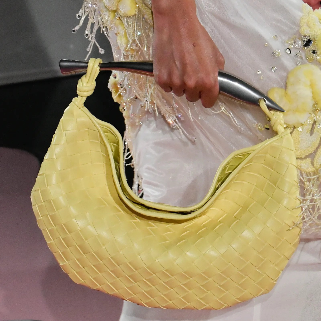 It Bag Alert: Η Sardine του Bottega Veneta είναι η νέα αγαπημένη τσάντα των celebrities