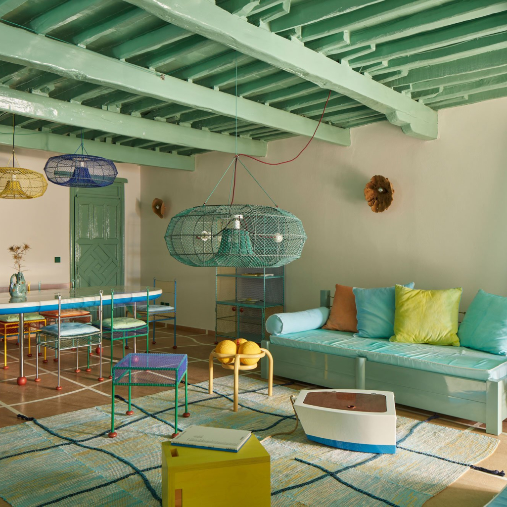 4 Rooms: Μια παλιά οικία σφουγγαράδων στο Καστελόριζο μετατράπηκε σε art+design hub καλλιτεχνών