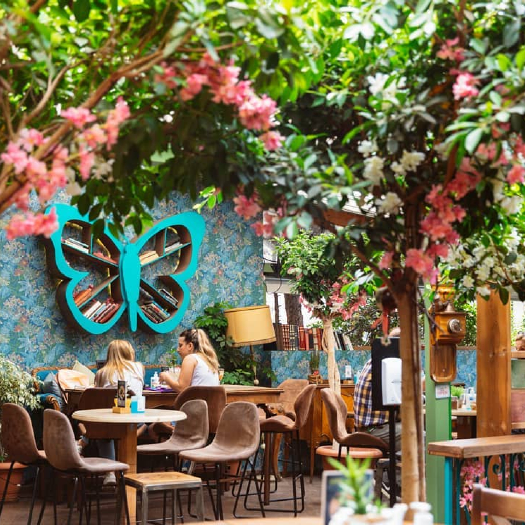 Τo Butterfly ξέρει από λαχταριστό brunch, yummy κοκτέιλς και σωστό φλερτ